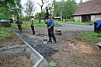 Brigáda na vytvoření obrubníků jako příprava pro asfaltování 17.5.2014