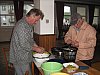 Miloš Heřman a Béda Pavelka připravují surovina na bramborový salát.