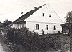 Rodný dům Antonína Bárty v Zahrádce U Bartošů č.p. 34 na fotografii Václava Černého v roce 1982.