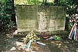 Společný hrob a památník obětem z 13.4.1945 Ostfriedhof Lipsko z roku 1996