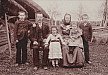 Rodina Klůsova čp. 10 U Bečvářů. Na fotografii je Václav Klůs s manželkou Barborou roz. Palackou a jejich děti.                                        
