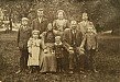 Tomáš a Terezie Moravcovi čp. 11 se svými dětmi v roce 1906. Nejmenší chlapec uprostřed je pozdější kronikář obce Augustin Moravec. 