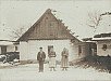 Stavení na vsi U Sládků čp. 30, které v roce 1912 shořelo a rodina Sládkova si novou chalupu postavila již na Morávku. Stojící František Sládek se ženou Marií roz. Jandíkovou.