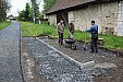 Brigáda na vytvoření obrubníků jako příprava pro asfaltování 17.5.2014