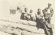 Po cestě z Tobruku českoslovenští důstojníci u pyramid v Káhiře, druhý zleva K. Mathes.